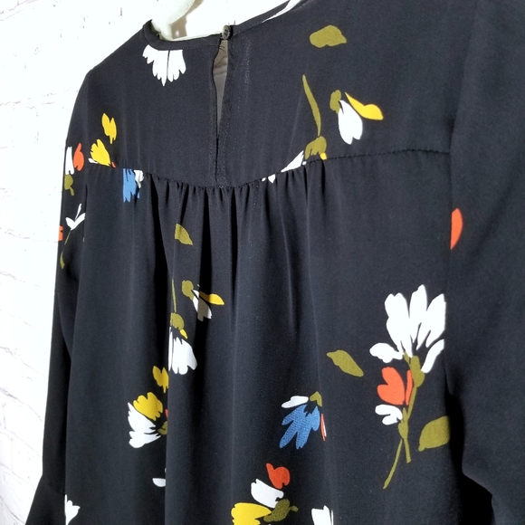 Chelsea & Theodore bell sleeve floral blouse - Picture 3 of 6